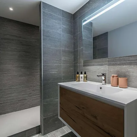 Chaleureux 4 Pers A Village, Centre Station, Pieds Des Pistes, Spa Et Parking - Fr-1-631-197 *